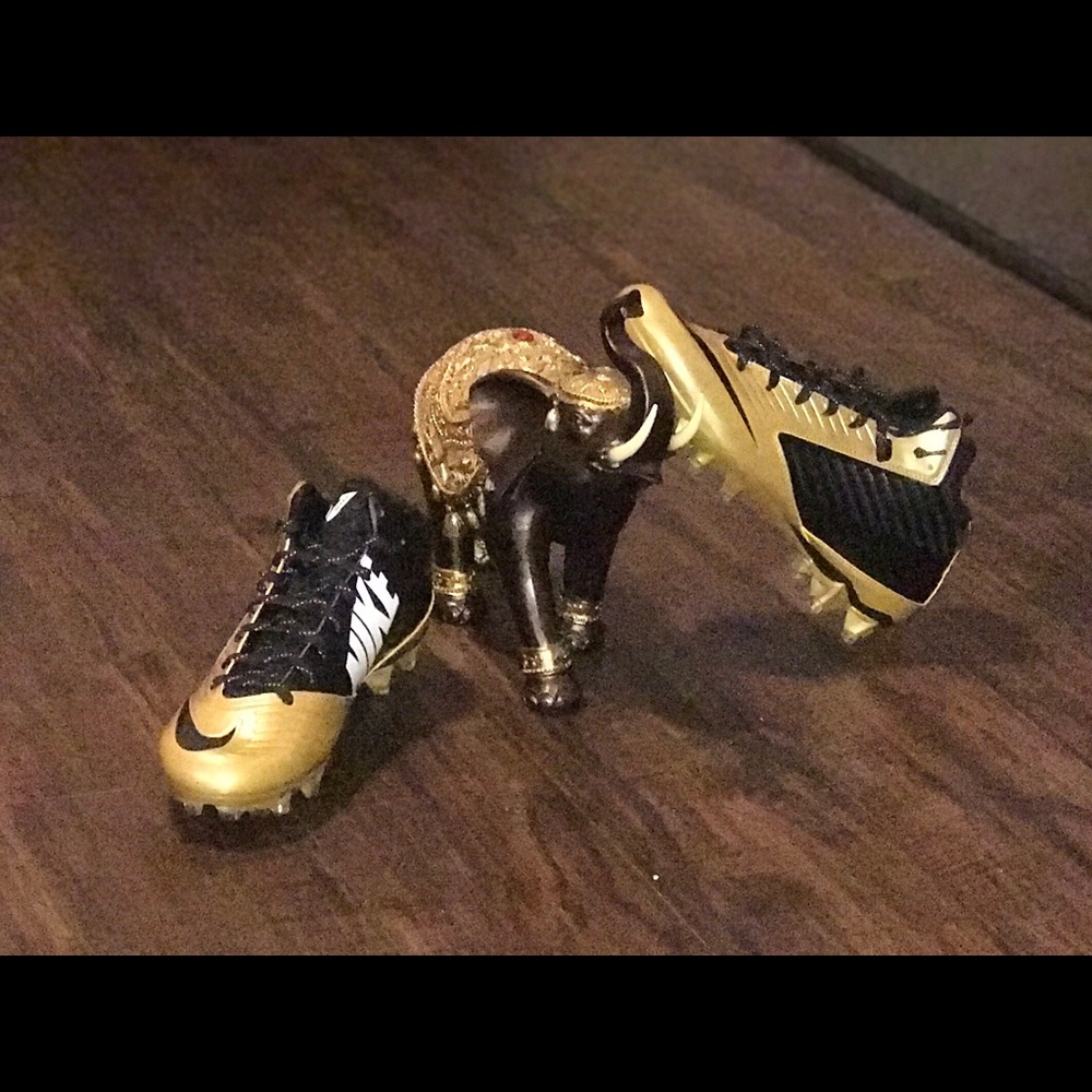 NWOT/ Black & Gold /white Nike logo size men’s 9.